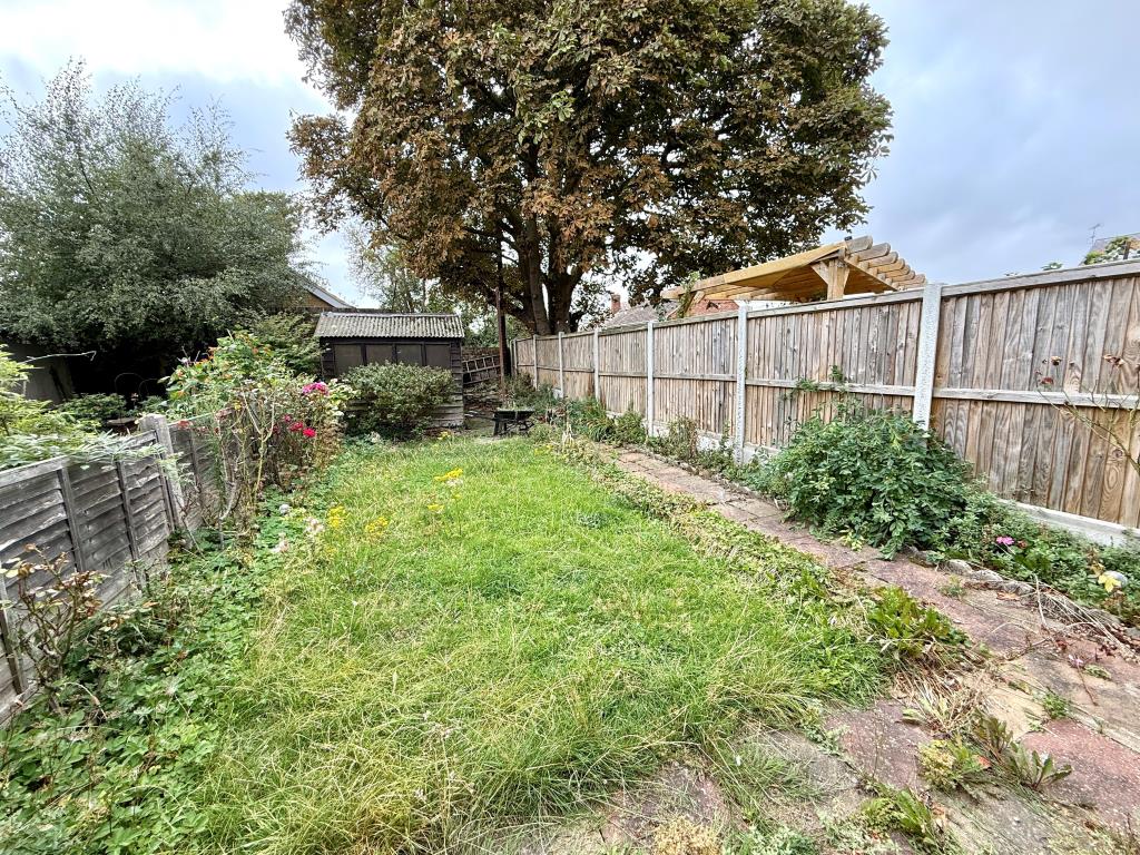 Lot: 186 - THREE-BEDROOM HOUSE FOR REFURBISHMENT - Garden to rear